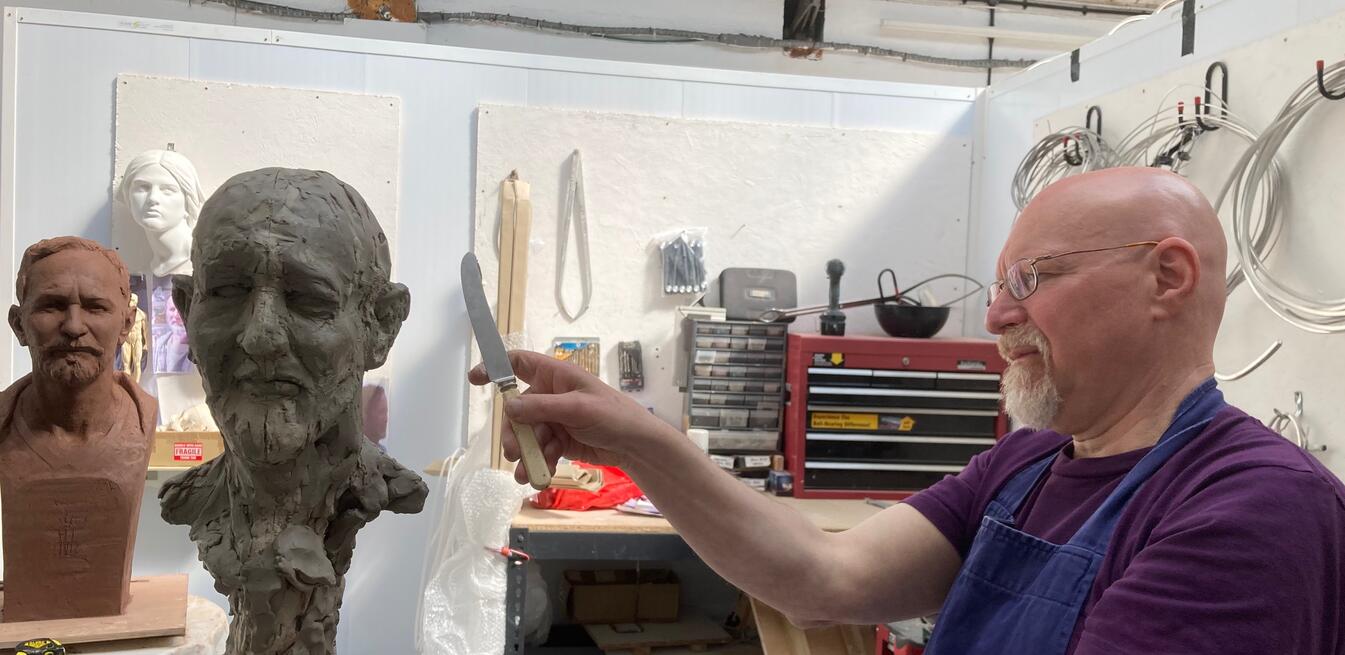 Shot_of_sculpture_club.
